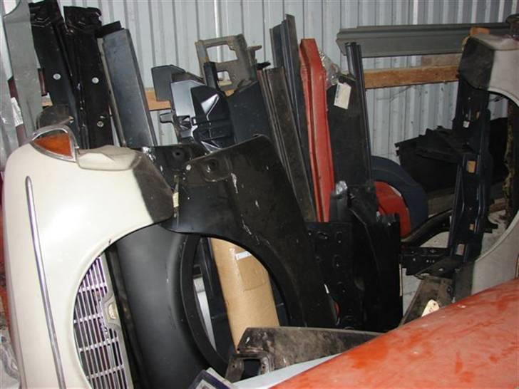 De hellige Svanbjerghaller! - Her er der nok pladedele til en ½ Taunus mk4! Oog  også lidt Taunus p5 stumper...... Alle disse dele blev førhen opbevaret på Peddersens altan, meen da betonkonstruktionen begyndte at knage, og Peddersen gerne ville nyde solen på sin altan, er stumperne nu røget i depot i de hellige Svanbjerhaller!
 billede 13