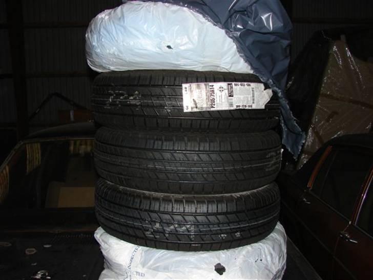 De hellige Svanbjerghaller! - Ummmm. Billige whitewall dæk - direkte fra guds eget land! Mange tak til hrr. Hallandsen, der nu kan kendes på sine meeget lange arme! ;-)
 billede 14