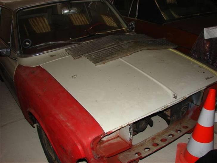 De hellige Svanbjerghaller! - Peddersen´s p5 20m Turnier evighedsprojekt! Den dag denne bil kommer på plader, der er jeg sgu blevet så gammet og dement, at jeg ikke engang kan huske at jeg kender Peddersen! ;-)

De fleste reservedele er på lager, og det meste ar rusten er fjernet, Meen nu er den sat i hi igen.....For nu synes Peddersen at det er blevet for dyrt at få den malet! Jeg har foreslået ham at han laver den færdig, og så primer vi den bare, for derefter at få en gut vi kender,csom er dygtig med en pensel til at male lidt flammer hen af siden på den, indtil der er penge til en rigtig lakering! Meen nææ Narj - ikke tale om!

Meen hvad synes i? En matsort - eller grå Ford Taunus p5 Turnier, med whitewall dæk på rødlakerede fælge, med rødorange flammer oog en rævehale i antennen!?!? Boyd Coddington - GO HOME! ;-)
 billede 22