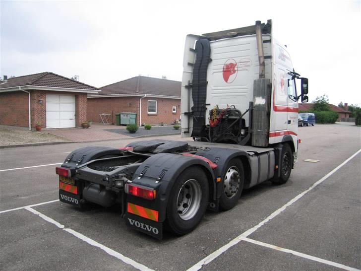 Lidt billeder fra mit job - Bagfra til højre. Er der nogen der lige ligger inde med et lige rør med en bøjning til udstødningen, så sig til. Vil gerne have sådan en på i stedet for. De har da heldigvis fjernet den møg-irriterende klap der normalt sidder der. billede 10