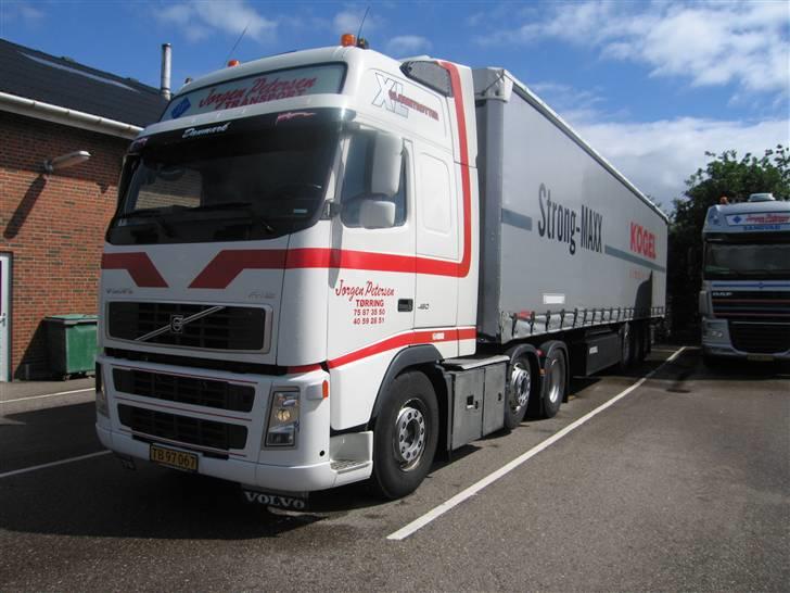 Lidt billeder fra mit job - Og her står den så som den står den dag i dag, med Vognmandens navn på. Der kommer muligvis de blå firkanter på også, men nu må vi se. Det bliver nok også denne trailer jeg kommer til at køre med. billede 12