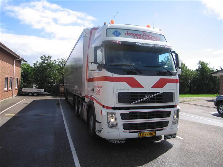 Lidt billeder fra mit job - Bilen er en FH 12 460, gået 574 tkm. er fra 2004, og blev plysset for 2 år siden da hende der kørte i den gik amok med en bøtte spraymaling - inden i. billede 13