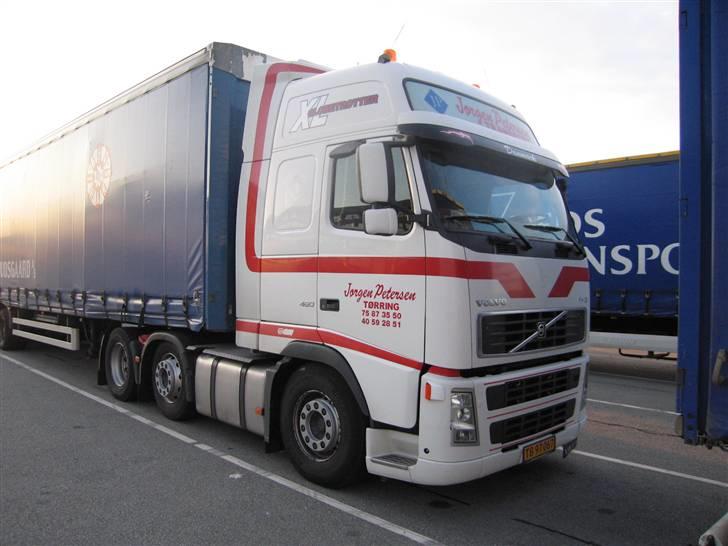 Lidt billeder fra mit job - Så er Volle lige kommet ud og køre med megatrailer. Skulle køre nogle gasflasker fra Middelfart til Arendal ved Göteborg.

Holder her og venter på 3.45 færgen i Fr. Havn billede 14