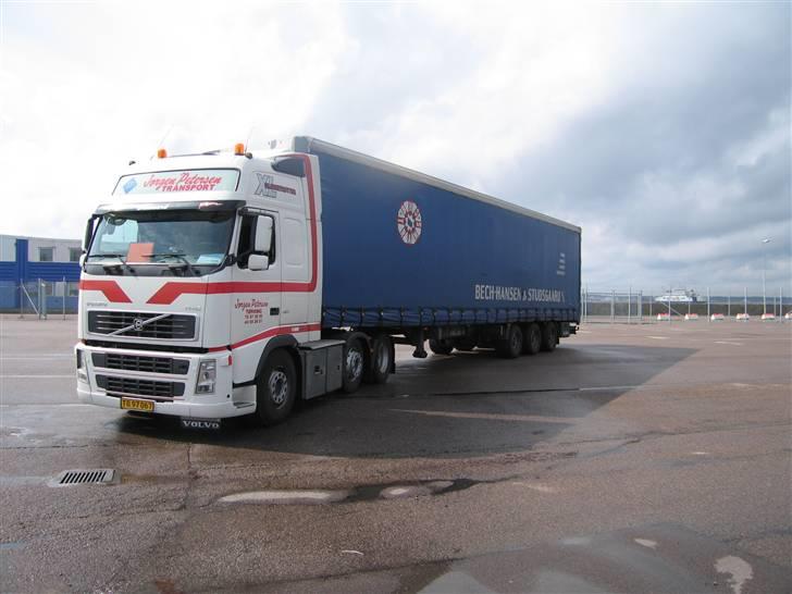 Lidt billeder fra mit job - Holdt og ventede på færgen til Helsingør. Var på vej til middelfart med et læs gasflasker, som åbenbart var farlig gods på vejen, selvom speditøren havde sagt det kun var det på søen. billede 16