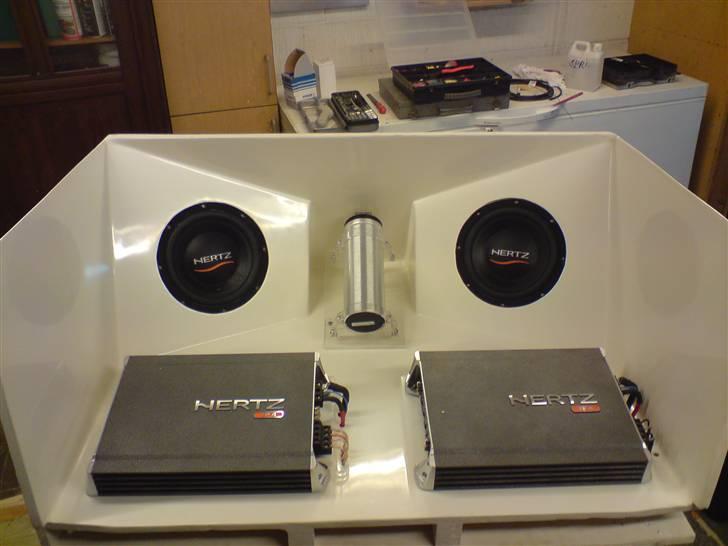 Anlæg i glasfiber - golf 3 - Den færdige kasse klar til at komme i bilen billede 1