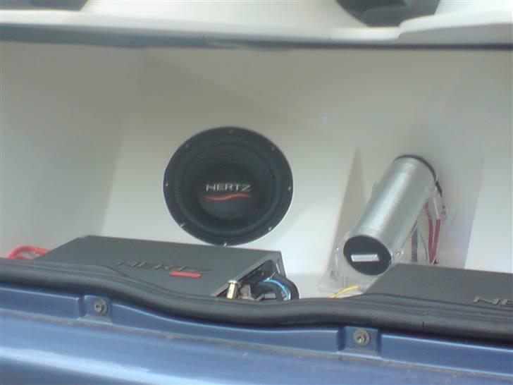 Anlæg i glasfiber - golf 3 - Her kan man se min kondensator som er bygget op på en holder lavet i plexi glas. 
den er lavet i hånden os billede 33