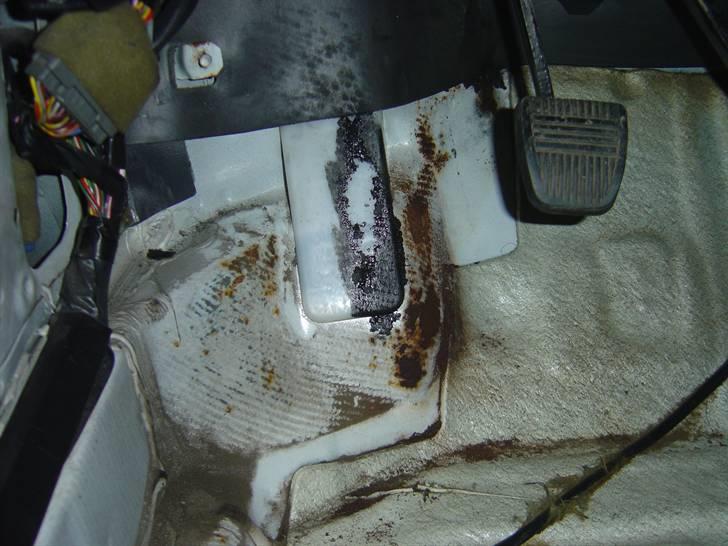 Celica ST165 under genopbygning - Lidt overfladerust ved pedalerne. Jeg skal have fundet ud af, hvor der er kommet fugt ind. billede 109