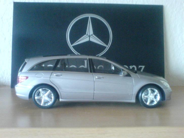 Mine Mercedes-Benz modelbiler - Mercedes-Benz R500, 1:18 Minichamps billede 2
