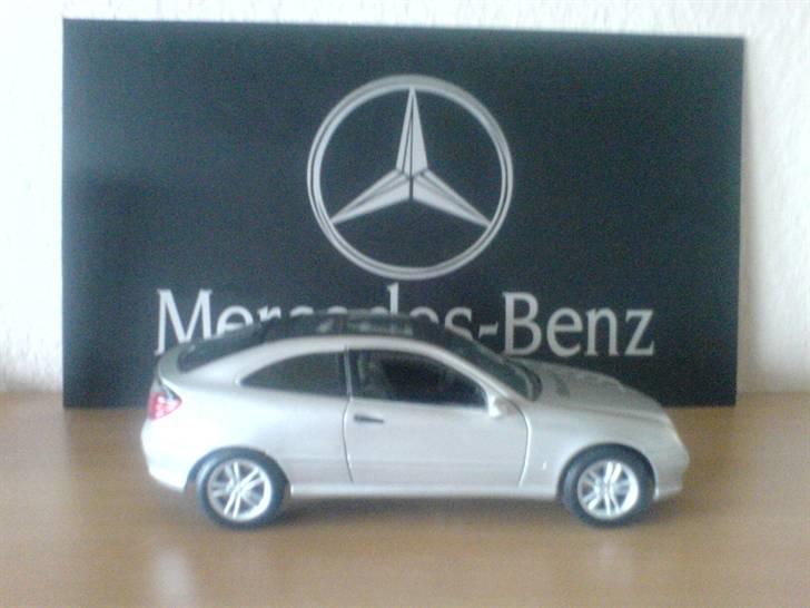 Mine Mercedes-Benz modelbiler - Mercedes-Benz C230 Sportcoupé, 1:18 Maisto billede 6