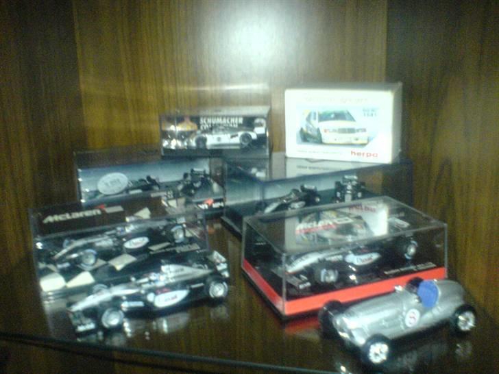 Mine Mercedes-Benz modelbiler - Diverse racerbiler. Schumachers Sauber Mercedes, 190 EVO, McLaren Mercedes MP4-13, MP4-14, MP4-15, MP4-17D, MP4-18. billede 25
