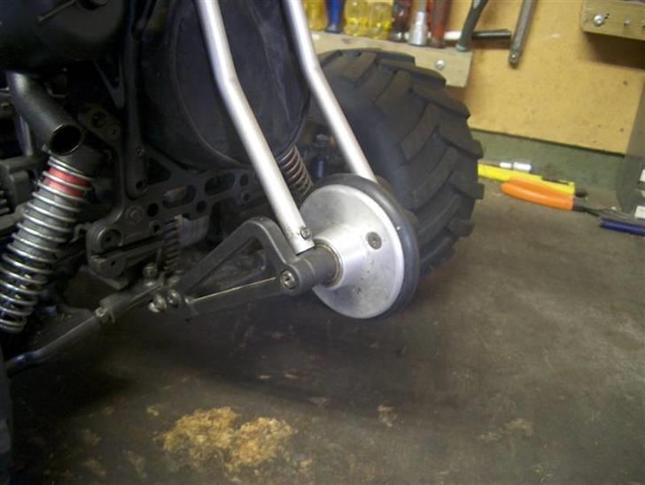 FG Monster Beetle - Efter konstant og vælte bagover og med rullende Wheelies fik jeg straks købt den her Wheeliebar som stopper den i og tilte helt bagover. Kan holde den kørende på baghjul 50+ meter :P billede 13