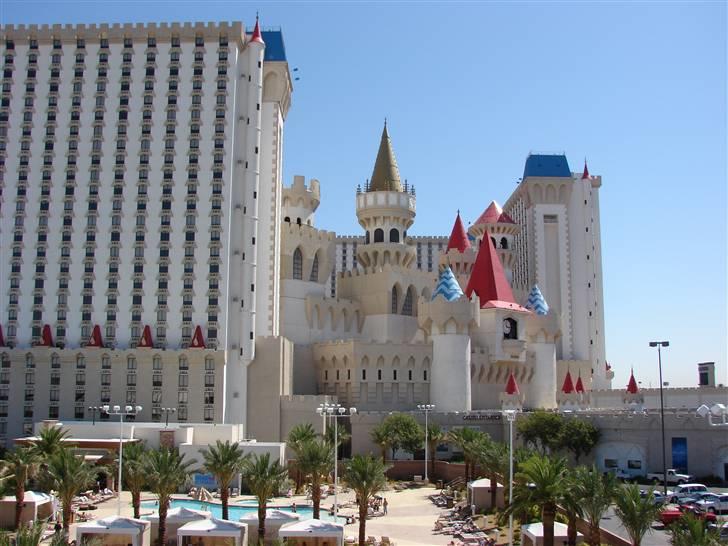 Lidt billeder fra en bilautists USA rejser! - Vores herligt "autentiske" ridderborgshotel Excalibur i Las Vegas! Der var skam både plasticsværd og heelt rigtige riddere! Men hvorfor der var en stor afdeling med kinamad, i deres ellers store og rimeligt gode buffet, ja det må sgu henstå i det uvisse! ;-)

Men der var rent og pænt, og vi gav ca. 800 kr. for 2 x overnatning i et af deres store  luksusværelser, med 42" fladskærm og hele pivtøjet.....
 billede 83