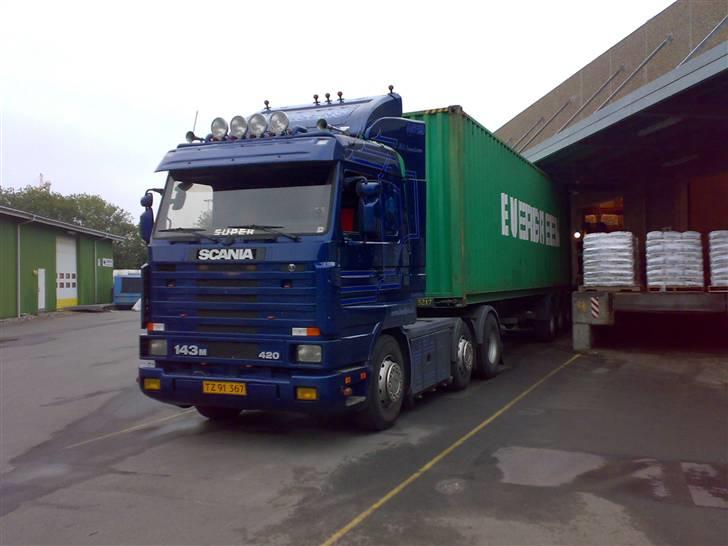 Min vogn ved H C Svendsen.  - Lige ved og få læsset af ved Benntag i Vejle.. billede 3