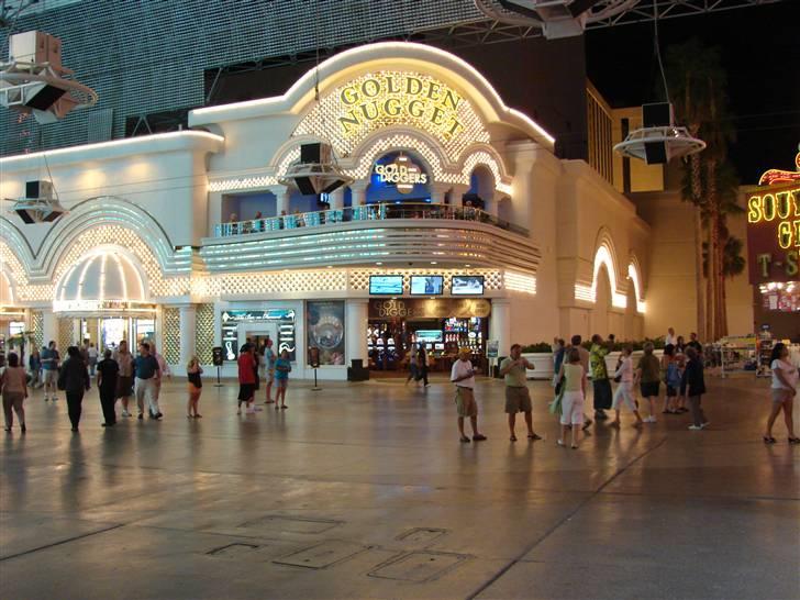 Lidt billeder fra en bilautists USA rejser! - Freemont Street, Las Vegas....

Dette er billeder fra det gamle casino kvarter....... Se evt. i mine videoklip, for der har jeg lavet et klip af deres overdimensionerede storskærm! 
 billede 102