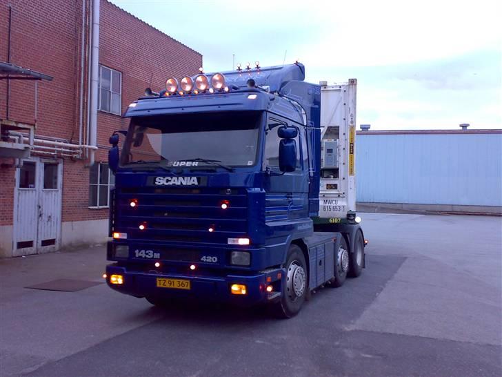 Min vogn ved H C Svendsen.  - Ved Claus Sørensen fryserhus i Vejle og læsse. billede 19