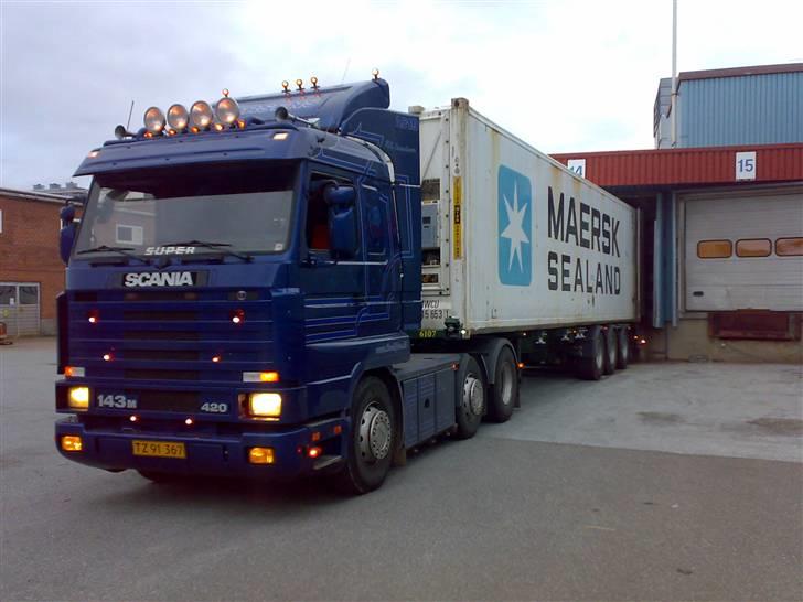 Min vogn ved H C Svendsen.  - Ved Claus Sørensen fryserhus i Vejle og læsse. billede 20