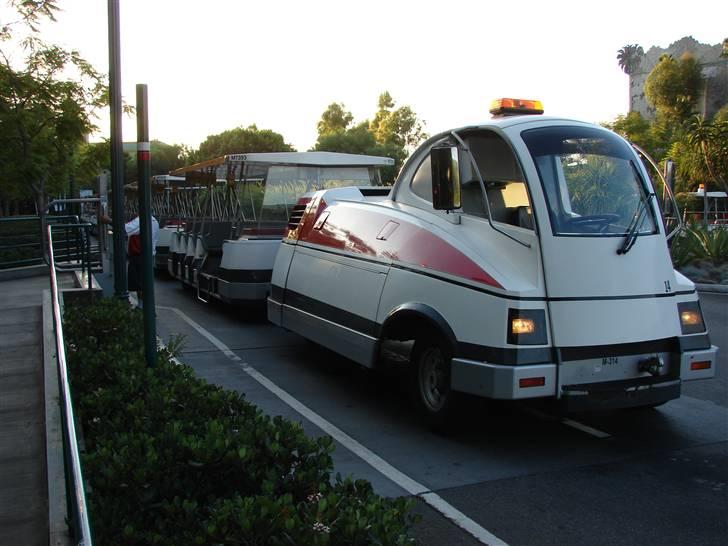 Lidt billeder fra en bilautists USA rejser! - De mærkelige traktorer, der hiver gæsterne ind til Disneyland fra parkeringspladserne....
 billede 113