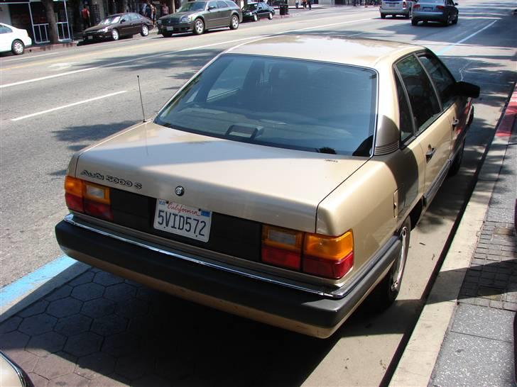 Lidt billeder fra en bilautists USA rejser! - Nææææææææ en Audi 100 - lissom min!........... Næ Narj, ved nærmere eftersyn så stod der sgu 5000S på bagklappen! Det skal sgu altid hedde noget stort over there......

Men den var faktisk med manuelt gear - hvilket er en sjældenhed....
 billede 116