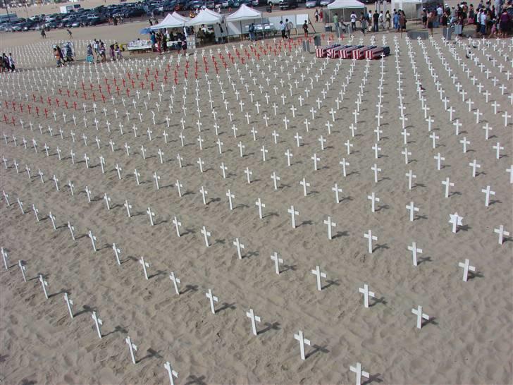 Lidt billeder fra en bilautists USA rejser! - Santa Monica Pier...

Hver weekend tager et hold Vietnamveteraner til stranden, og sætter et kors for hver Amerikaner, der er faldet i krigene i Irak og Afghanistan.... 
Så er det man undres over den store postyr, hver gang en dansk soldat falder. For der er altså mange kors - oog nogle enkelte muslimske halvmåner og jødestjerner på stranden!
 billede 120