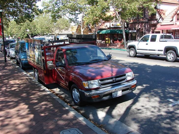 Lidt billeder fra en bilautists USA rejser! - Solvang...

Toyota HiLux..... Læg liige mærke til forskellen på sporvidden...
 billede 125