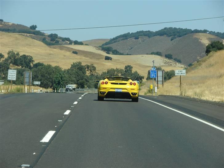 Lidt billeder fra en bilautists USA rejser! - Og så blev fars Cadillac overhalet af en lille Ferrari....... Meen det var nu ingenting i forhold til antallet af ekstreme luxusbiler, som jeg så i Beverly Hills....... Så bl.a. en Maybach - Hvornår har i sidst set sådan en "live"?
 billede 126