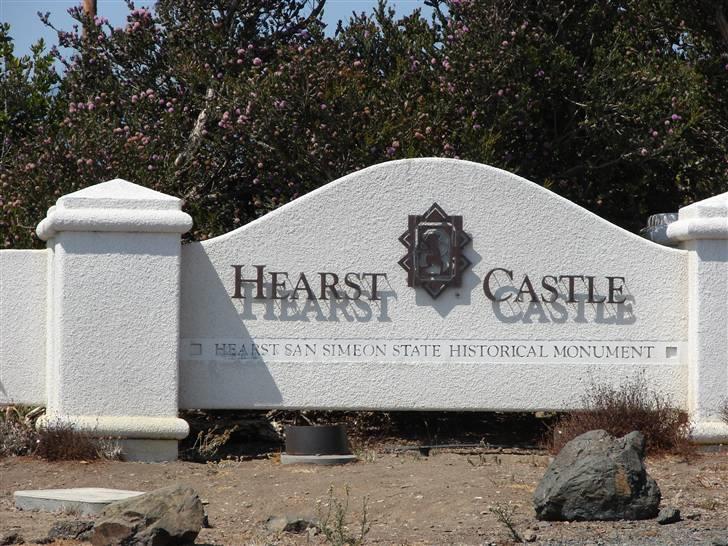Lidt billeder fra en bilautists USA rejser! - På turen ned af Highway 1 fra Los Angeles til San Francisco støder man på Hearst Castle 

http://www.hearstcastle.org/

Hvis i har set filmen Citizen Kane, så ved i hvem han er! Det er meeget imponerende, og iflg. min opfattelse det absolutte højdepunkt på turen fra L.A. til S.F. der ellers ikke levede op til mine forventninger...... Jeg synes turen af Highway 1/101 nordpå fra S.F. til  Astoria, Oregon er langt mere interessant.
 billede 127
