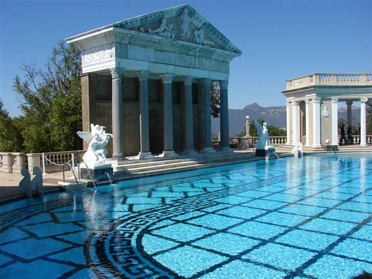 Lidt billeder fra en bilautists USA rejser! - Hearst Castle...

Den udendørs pool, der blev ombygget utallige gange indtil hr. Hearst var helt tilfreds.
 billede 129