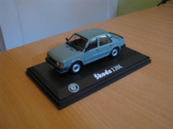 Mine Modelbiler (Flest Ford) - Skoda 120L i scala 1:43.. Lidt sjov gammel røvskubber Skoda billede 37