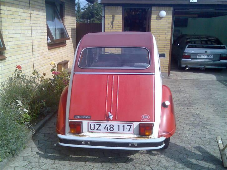 Citroën 2CV - Dolly. Renoveres. - Højre karosseri del over bagskærm skal skiftes og så er der lidt på bagklappen. billede 4