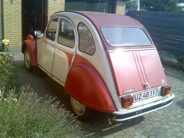 Citroën 2CV - Dolly. Renoveres. - Her kan de flade hjul nok ses.
bagskærm skal også skiftes. billede 5