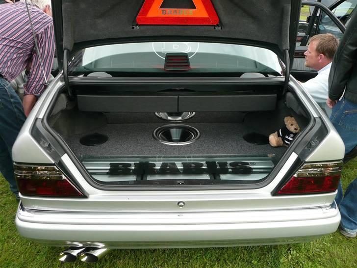 W124 Special tunet V8 modeller - BRABUS - CARLSSON - AMG - Stort JBL anlæg og det spiller bare sindsygt højt og samtidig godt. billede 7