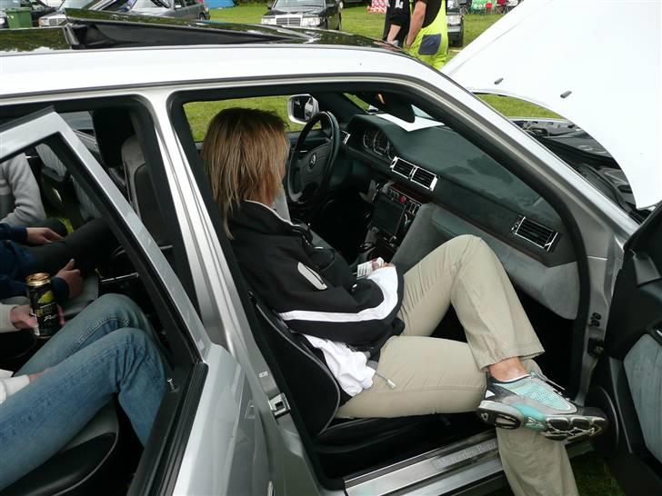 W124 Special tunet V8 modeller - BRABUS - CARLSSON - AMG - BRABUS E65 - læg mørke til at BRABUS også har prydet kabinen med alkantara og nyanceret læder i dør sider og instrumentering. billede 8