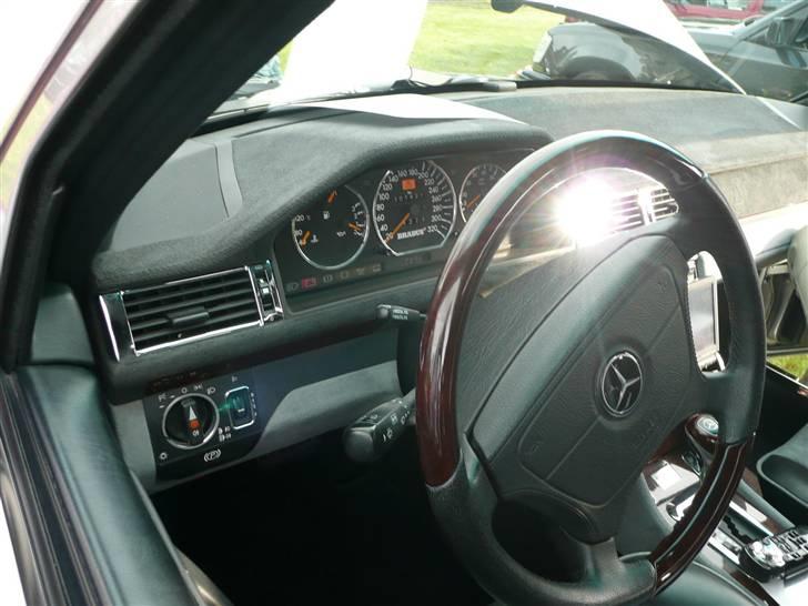W124 Special tunet V8 modeller - BRABUS - CARLSSON - AMG - BRABUS E65 - Speedometer til 320, mindre kan ikke gøre det.
Den skulle efter sigende også have været ude og smage på sidste tal. billede 9