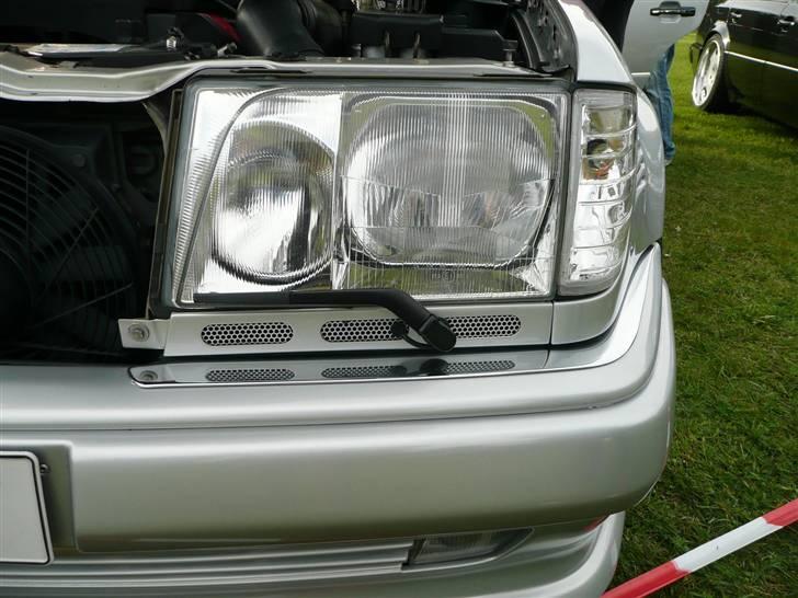 W124 Special tunet V8 modeller - BRABUS - CARLSSON - AMG - Også her er der lavet ekstra luft indtag under forlygterne på BRABUS E65 til at køle den tunede motor. billede 10