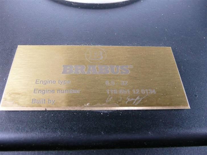 W124 Special tunet V8 modeller - BRABUS - CARLSSON - AMG - Hver BRABUS får sit emblem hvor den mand som her stået for tuningen får graveret sit navn på.
BRABUS arbejder lige som AMG under princippet 1 bil 1 mands arbejde.
Ikke noget med flere kokke til at fordærve maden. billede 13