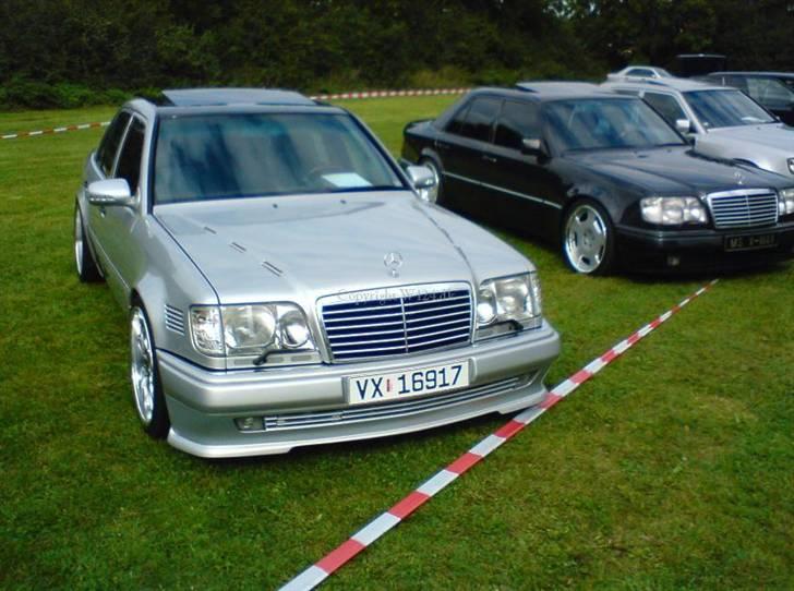 W124 Special tunet V8 modeller - BRABUS - CARLSSON - AMG - BRABUS E65

Læg mærke til detaljer som gælder i hver side på forskærmene samt luft indtag langs køler hjælmen og under forlygterne.
Klar Sort tag og Avantgarde front samt W210 Lygter med side blink.
Underlæbe tilføjet det i forvejen sporty frontskørt som er standart på 500E
Den køre på 19" BRABUS fælge med 285 gummier bag på.
Den har også BRABUS diode udstignings lys langs panelerne. billede 15