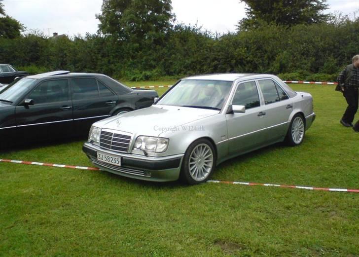 W124 Special tunet V8 modeller - BRABUS - CARLSSON - AMG - Den flotte Carlsson C60 som også har samme Calsson fælge som min BRABUS har monteret i 18"
Rigtig flotte fælge som i den grad siger waw hvis i spørg mig og alle dem der glor på mine hjul hver dag :o)
 billede 16