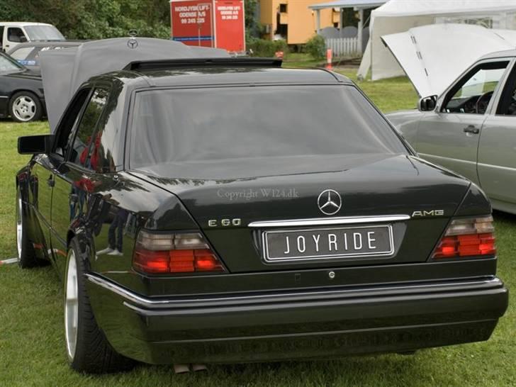 W124 Special tunet V8 modeller - BRABUS - CARLSSON - AMG - E60 AMG - Total standart uden nogle tilføjelser eller ændringer.
Står helt som da den forlod AMG fabrikken.
Selv udstødningen er standart.
Så hvis ikke der stod E60 AMG - og de ekstra brede skærm kanter var til stede, hvem ville så i sin vildeste fantasi tro at den bil var født med 389 HK? pu ha da, det er 100 HK mere end jeg ligger inde med og et enormt meget større moment :o) billede 17