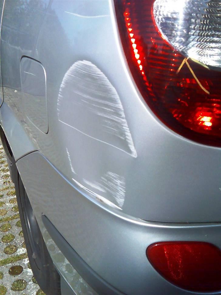 Nissan Almera Tino 2,2 Dci Visia - En venlig glarmester, overså mig og bakkede lige ind i mig. billede 40