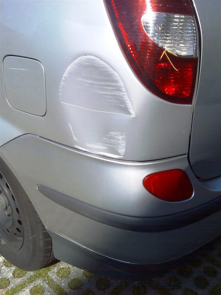 Nissan Almera Tino 2,2 Dci Visia - Stativet på siden af hans vogn, lavede denne fine skade, selv slap han uden en skramme. billede 41