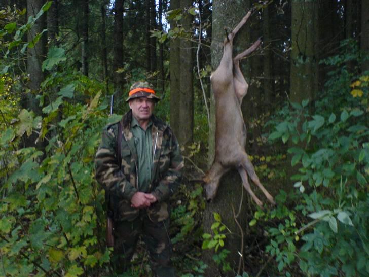 Jagt i Jylland. - Min fader med sin nedlagt bukkelam, skud med hagl! i vores egen skov! billede 7