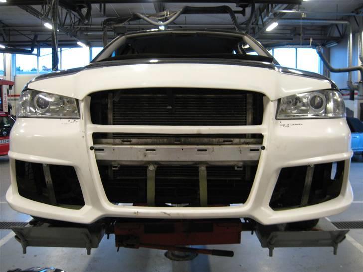 Audi a4 b5 for den store tur af X3M-Styling - Det var den hjælmforlængring man kan købe med til hjælmen for 800kr :0 et stykke mega tyndt glasfiber som íkke passer i længden i begge sider og som de mente at man skal lime på og derefter spartle ud med resten af hjælmen billede 50