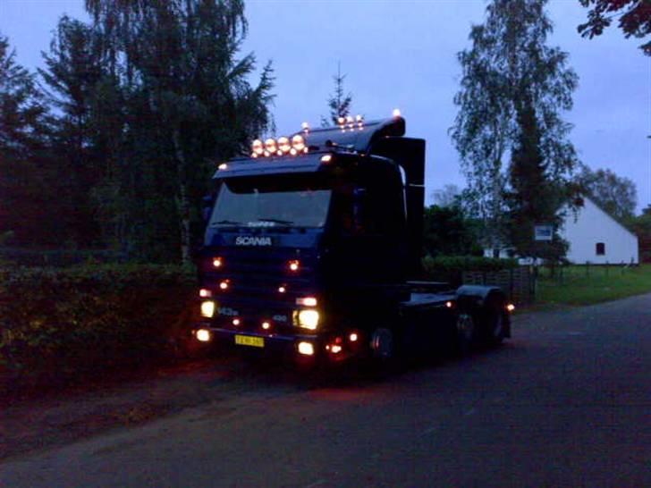 Min vogn ved H C Svendsen.  - Aften billed med nye pære og alt lys tændt.. billede 37