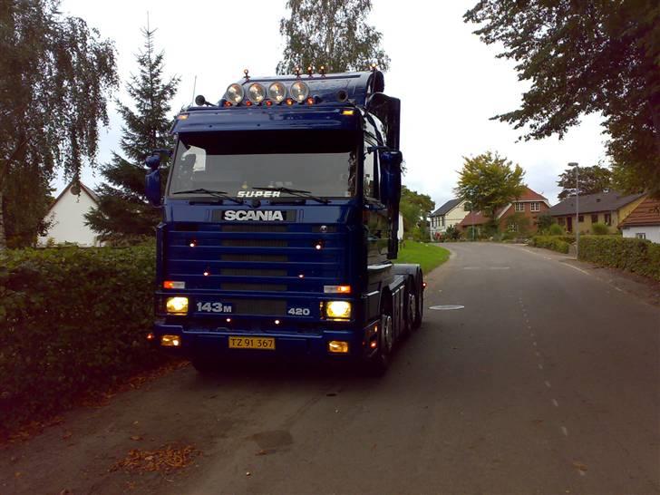 Min vogn ved H C Svendsen.  - Ny vasket.. Nu med gule pære i forlygten billede 40