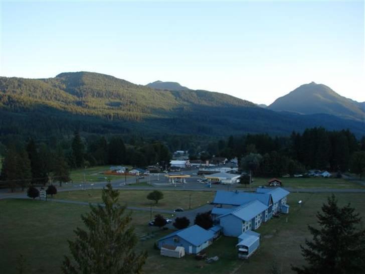 Lidt billeder fra en bilautists USA rejser! - Så kørte vi en tur op til den lille bjergby Packwood, Washington, hvor familien har købt nogle grunde, for at opføre det de kalder "hytter" med udlejning for øje (der er et skiområde lige i nærheden).... Men her i Danmark ville vi nok nærmere kalde det for luksussommerhuse! 
På billedet kan i faktisk se hele byen - Oog det er jo ikke meeget ;-)..... Var faktisk liige ved at overveje at pille min "vote for Obama" streamer vær fra "min" Cadillac, da der kom nogle jægere forbi, i en gammel Blazer med geværholdere - MED indhold - på ladet! For de var godt nok hillbilliecounty...... Havde jeg mødt en retarderet dreng, der spillede banjo - SÅ havde jeg sgu nok vendt om! ;-)  http://www.youtube.com/watch?v=RyKvD-4IxOY 

Squeal like a pig!  http://www.youtube.com/watch?v=9gLN3QoN-q8&feature=related
 billede 147