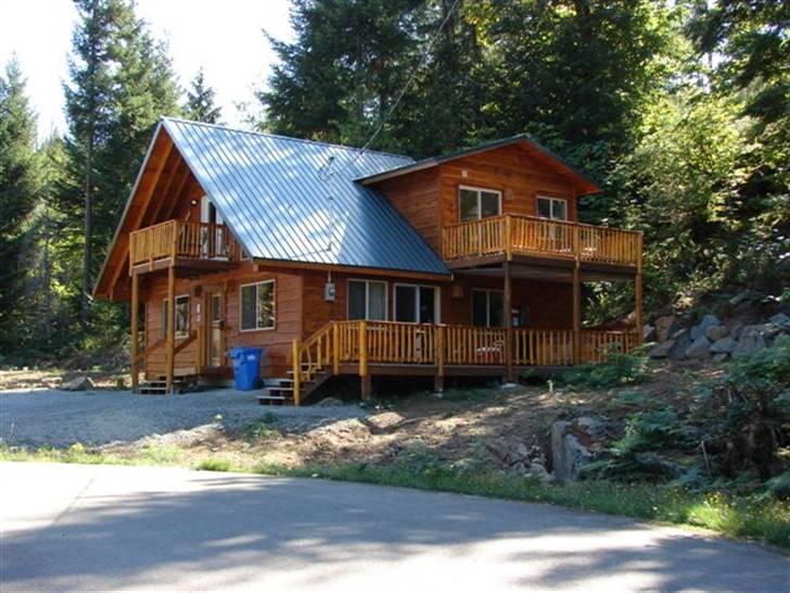 Lidt billeder fra en bilautists USA rejser! - Den lille hytte.....
Der er både cinnamonbjørne og cougars (bjergkat på ca. 50 kg.) i området. Men vi så desværre/heldigvis ingen af delene. Dette var sønne dog så skuffet over, at farmand i nattens mulm og mørke sneg sig ud og væltede skraldespanden, og fortalte at det måtte være bjøne, der havde været og rodet skraldet igennem! Og sønne kunne sørme også se indtil flere bjørnespor i skærverne ;-) (Til orientering, så lader man ALDRIG børn under 10-12 år lege udenfor uden opsyn i området!) billede 151