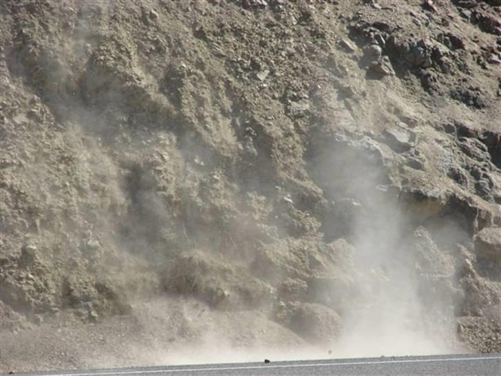 Lidt billeder fra en bilautists USA rejser! - .... Ooog så fandt jeg ud af HVORFOR rastepladsen var lukket...... Der var fare for jordskred! Oog så fik Cadillacén satme sømmet! Væk Væk Væk! ;-) billede 158