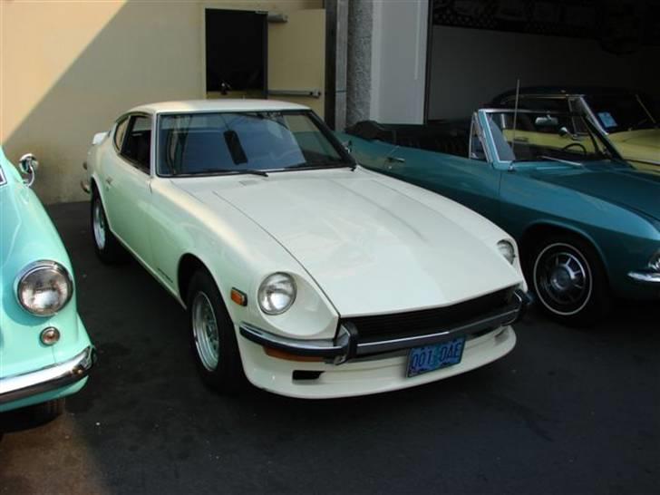 Lidt billeder fra en bilautists USA rejser! - Datsun 240Z, der var pæn oog billig! 4995$ - Og UDEN automatgear!.....
Jeg MMSéde STRAKS et billede til det ærede klanmedlem Kim......... Meen han har jo aldrig været den hurtigste snegl i flokken! - Måske ER 4 cylindre nok til ham?! ;-)
 billede 173