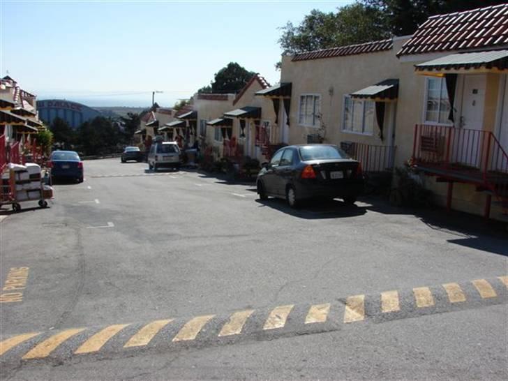 Lidt billeder fra en bilautists USA rejser! - I år sluttede vi turen af i San Fransisco - Jeg æælsker den by! I år boede vi på Alpine Inn - Og hvorfor det havde fået det navn, må stå hen i det uvisse! Jeg synes mere det lignede noget fra Mexico, oog ejeren var inder! ;-)
 billede 176