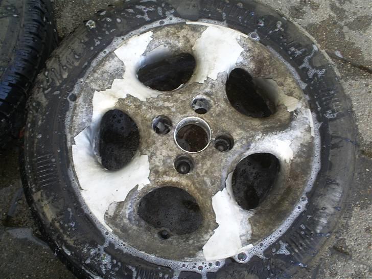 Renovering af alufælge - Så en tur med højtryks ranseren ryger det værste af billede 2